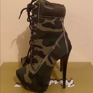 High Heels Lace Up Ankle Boots | SZ 5 |Camouflage
